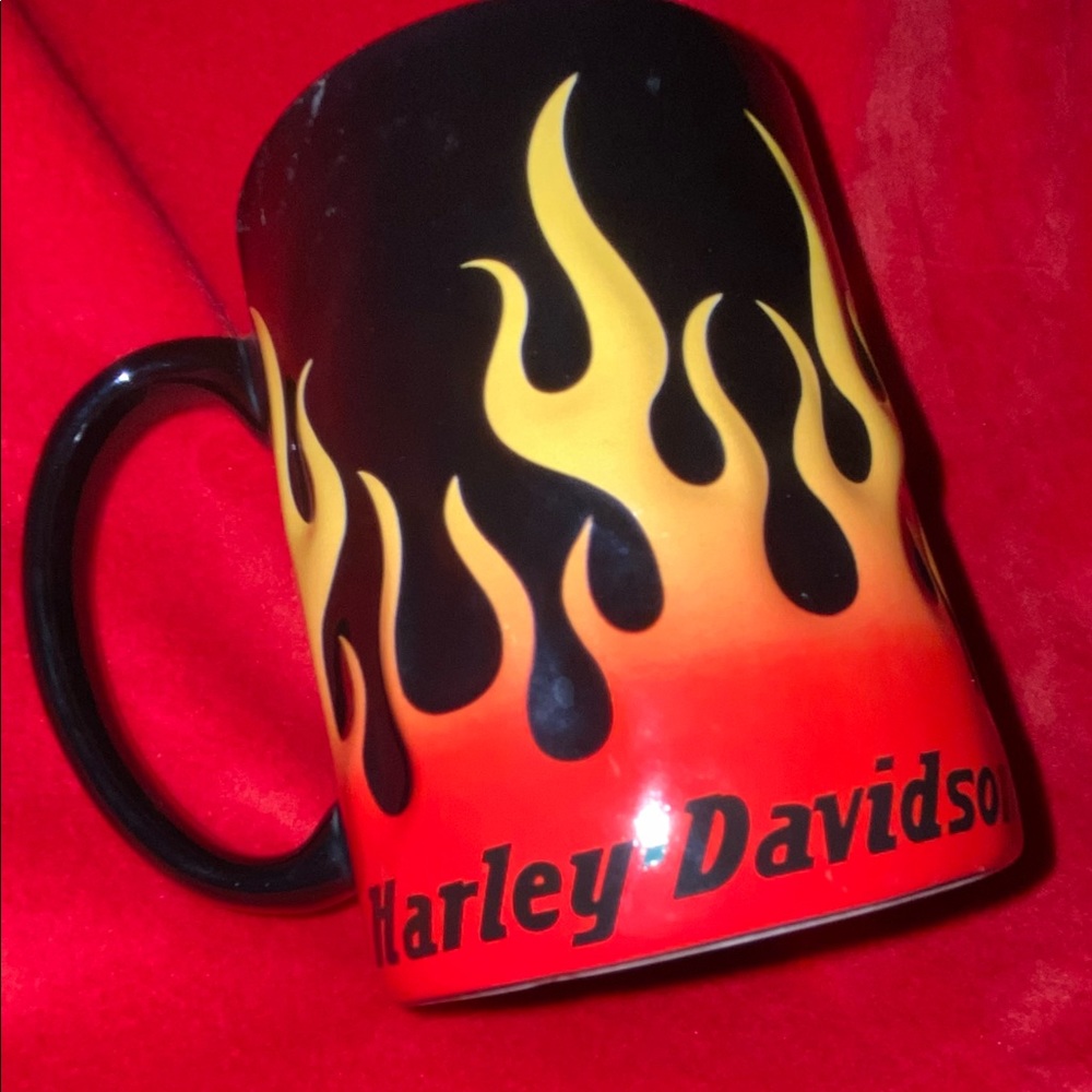 HARLEY DAVIDSON “Flamin’ Hot” Mug. Colorful Ceramic with 3D flames. Lg. 12 oz.